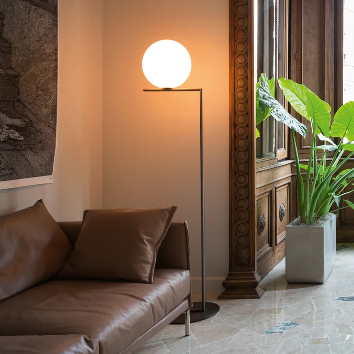 IC gulvlampe fra Flos i messing