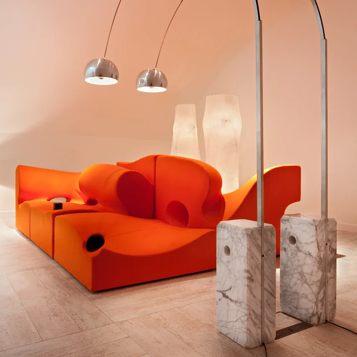Arco standerlampe fra Flos i en dagligstue