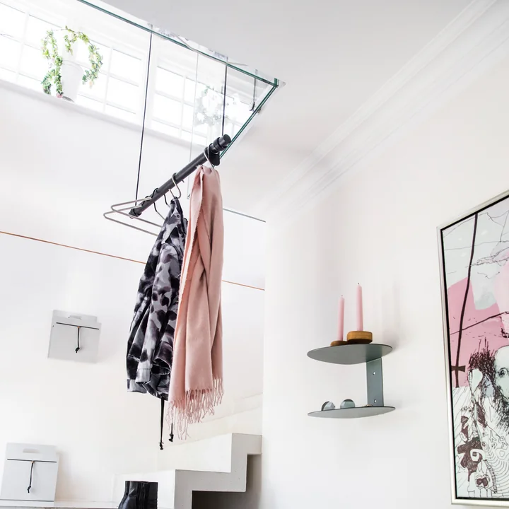 Swing hængende garderobe og magasinholder fra Lind DNA