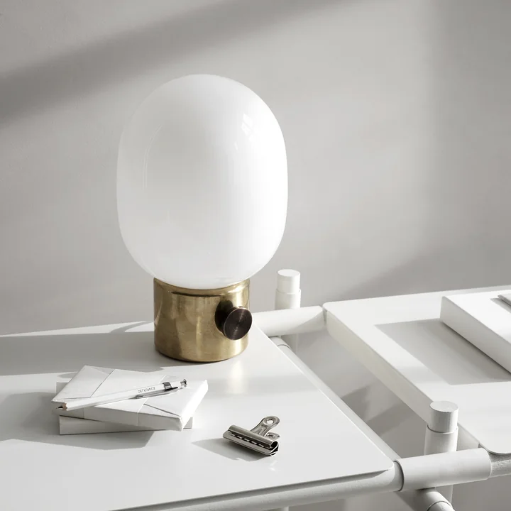 JWDA bordlampe fra Audo i poleret messing