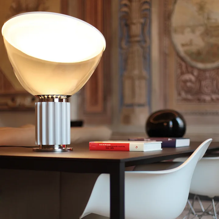 Taccia LED-bord- og gulvlampe fra Flos i anodiseret aluminium