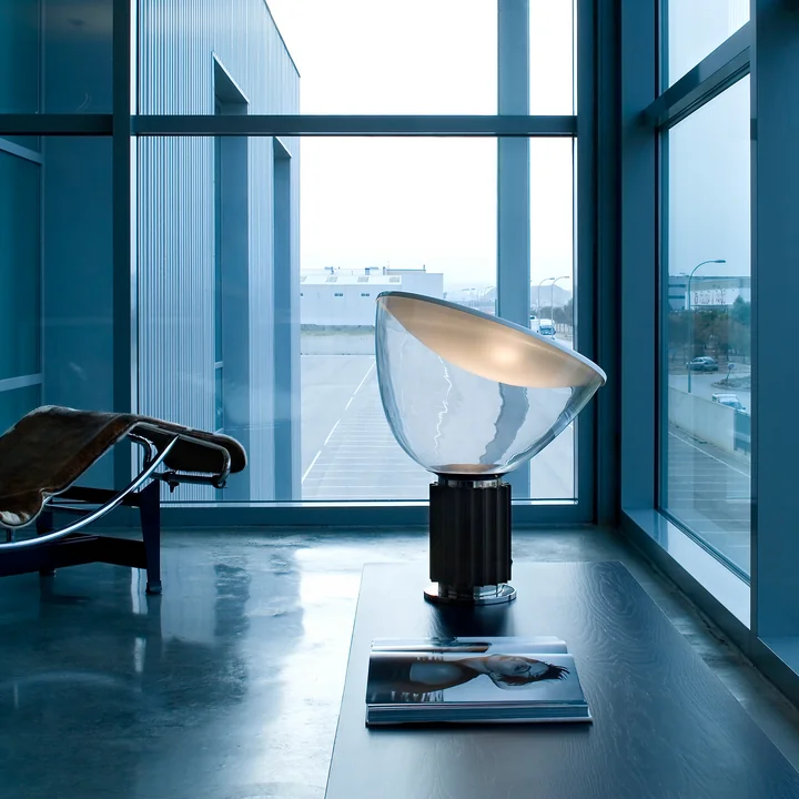 Taccia LED-bord- og gulvlampe fra Flos i sort