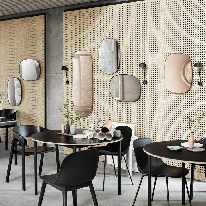 Det Framed Mirror af Muuto i stort og lille med Lean væglampen