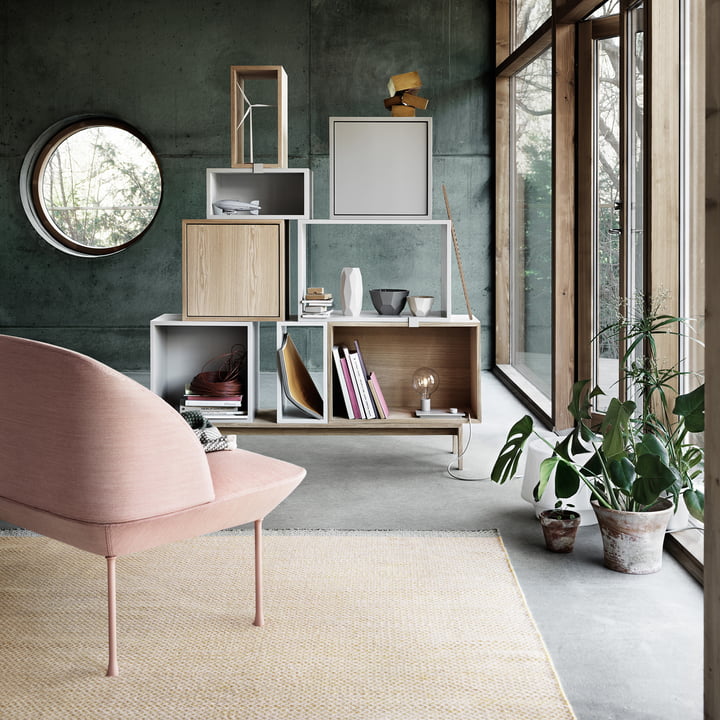 The Stacked Shelf, Ply Rug Carpet og Oslo Sofaen fra Muuto