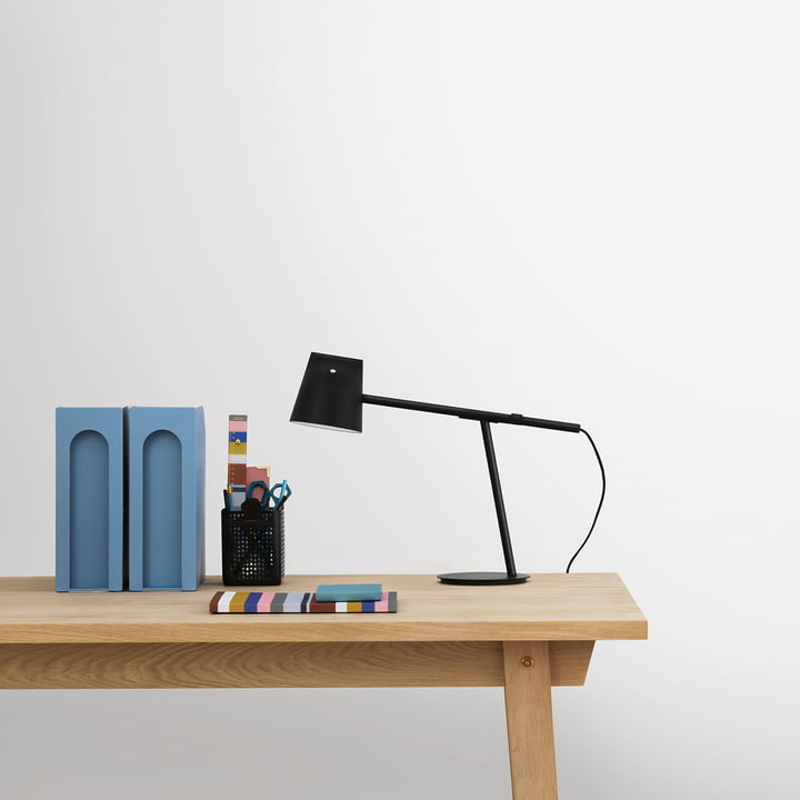 Momento bordlampe fra Normann Copenhagen i sort