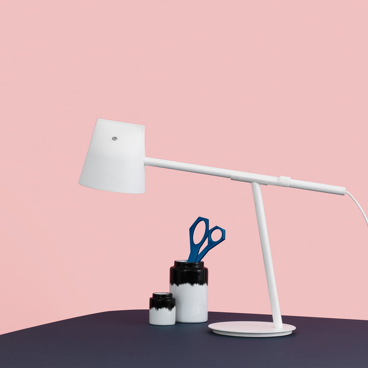 Momento bordlampe fra Normann Copenhagen i hvid