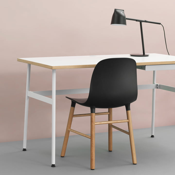 Journal Desk, Momento bordlampe og Form Chair