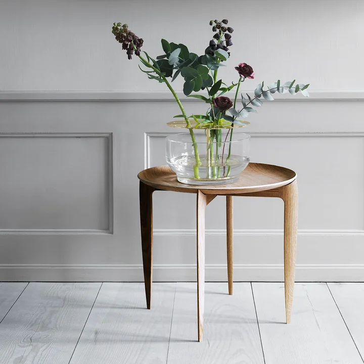 Designervase Ikebana på sidebord af Fritz Hansen