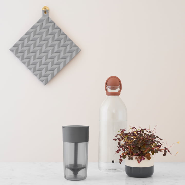 Hold-On grydelappen og Cool-It vandkaraflen fra Stelton