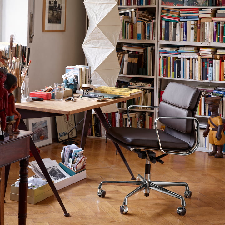 Vitra Soft Pad Chair EA 217 i et hyggeligt hjemmekontor