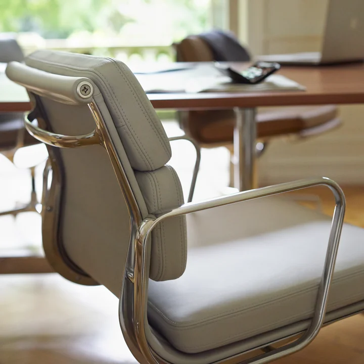 Vitra Soft Pad Chair EA 217 med dens komfortable polstring