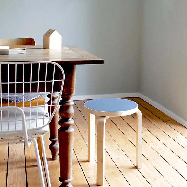 Taburet 60 fra Artek til spisebordet