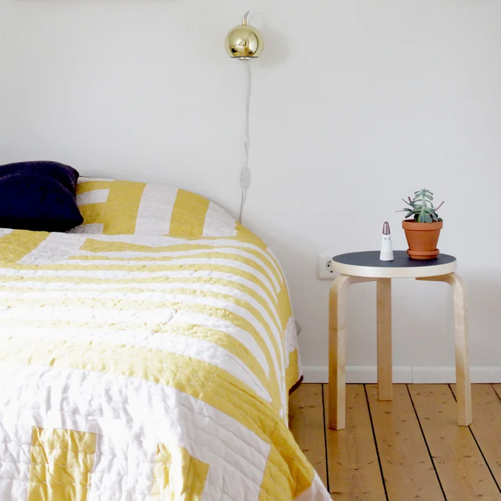 Taburet 60 fra Artek som sengebord