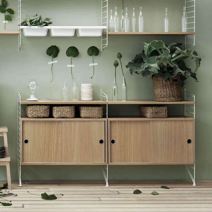 Garderobemodul med skydelåger fra String i eg