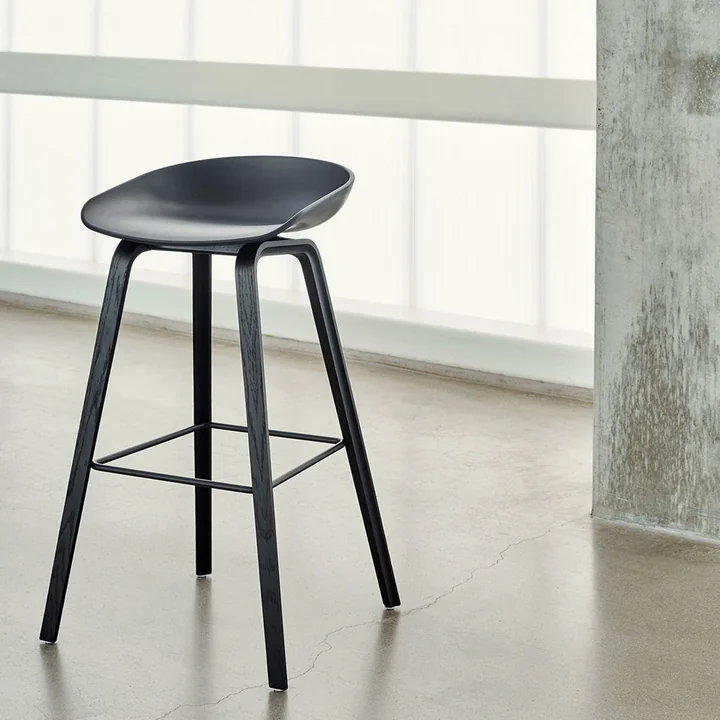 HAY - About A Stool AAS 32 i aske (sortbejset) sort sædeskal, filtpuder / H85