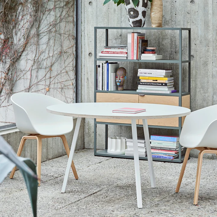 About A Chair AAC 22 med Loop Stand bord i rund af HAY