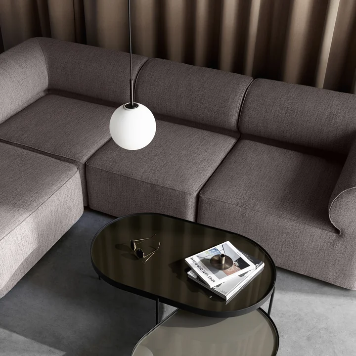 Audo - TR pendel i sort sammen med Eave Modular Sofa