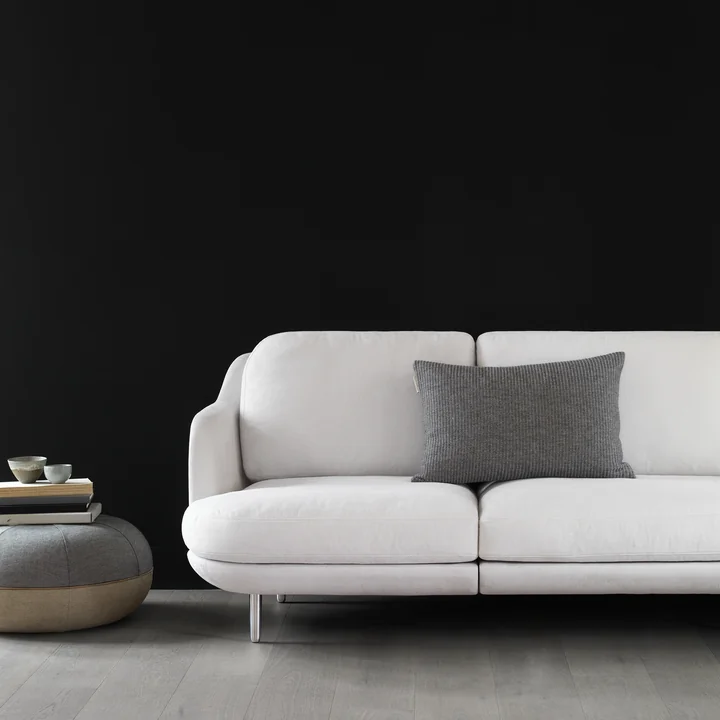 Fritz Hansen – Puf af Cecilie Manz ved siden af sofaen