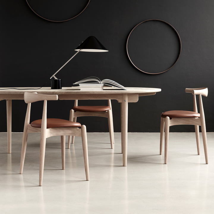Carl Hansen – CH338 spisebord med udtræk, 200 x 115 cm i ludbehandlet eg med CH20 Elbow Chair