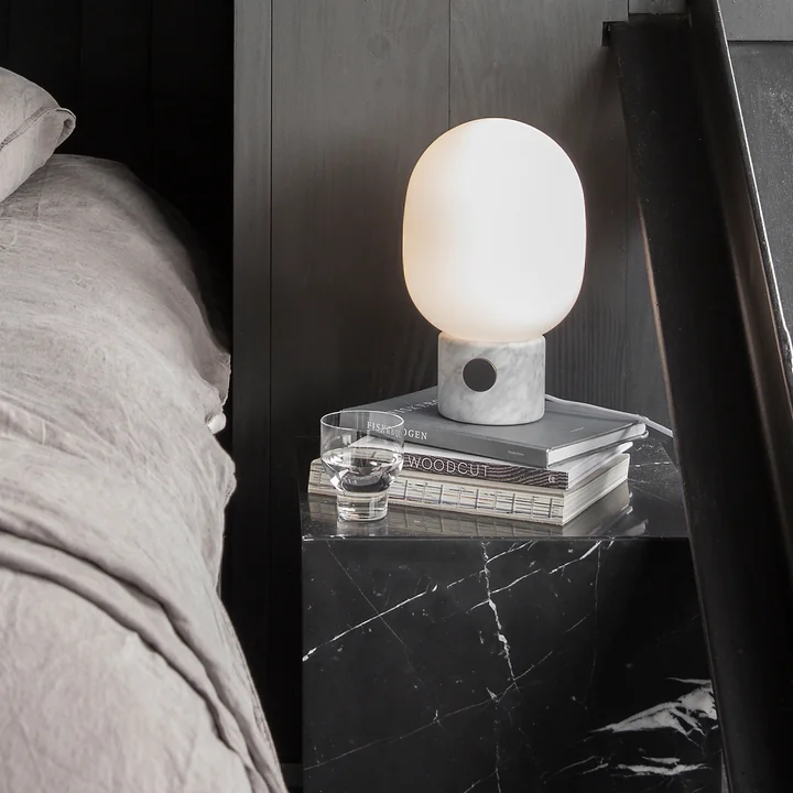 Audo - JWDA bordlampe, marmor på natbordet