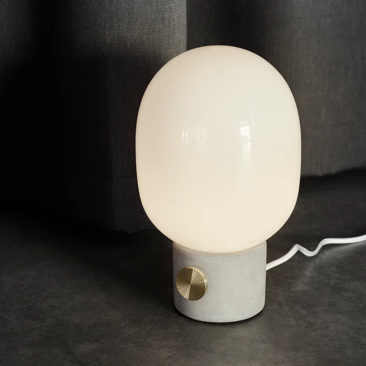 Audo - JWDA beton bordlampe, lysegrå / messing på gulvet
