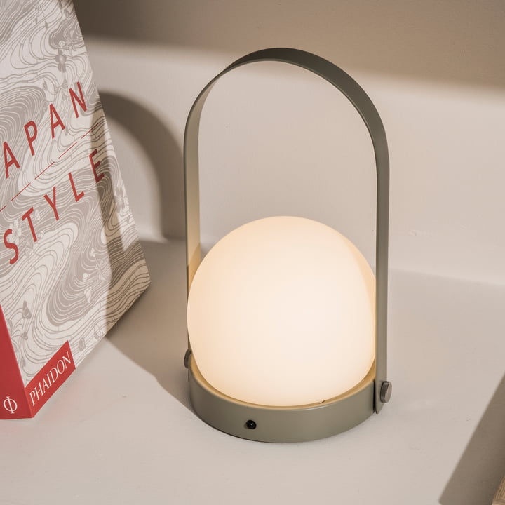 Carrie LED-lampe fra Audo i oliven