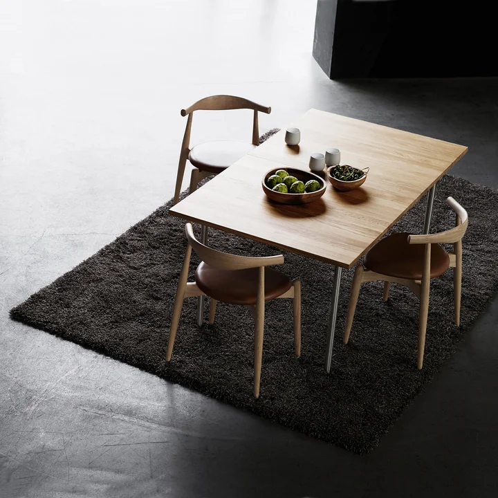 Carl Hansen – CH20 Elbow Chair med CH322 bord