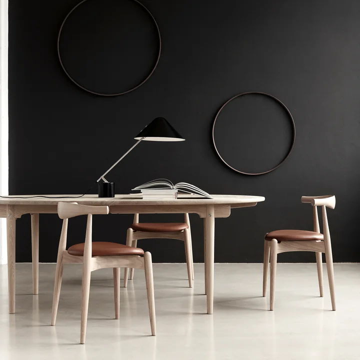 Carl Hansen – CH20 Elbow Chair med CH337 bord