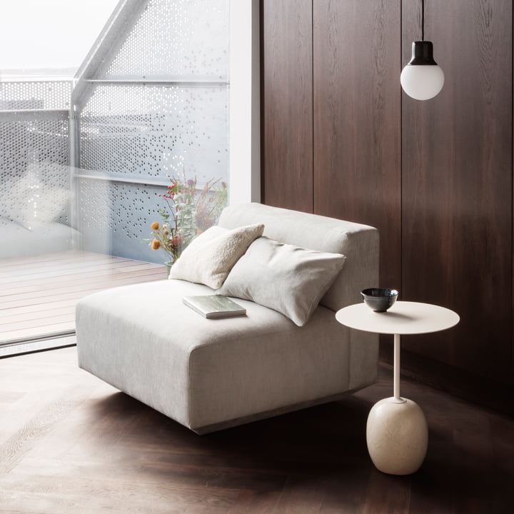 Lato sidebord, Develius sofa og Mass Light NA5 pendel fra & Tradition