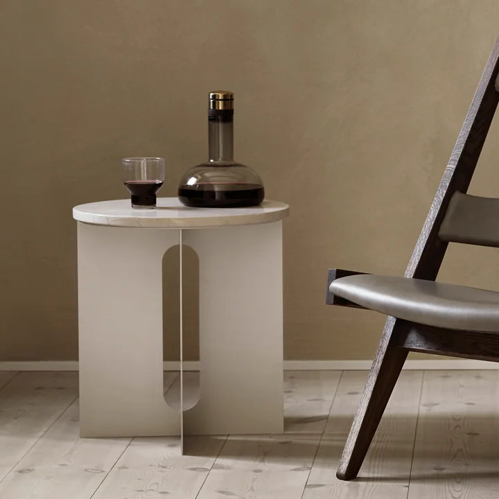 Androgyne sidebord med marmorplade og Wine Breather fra Audo