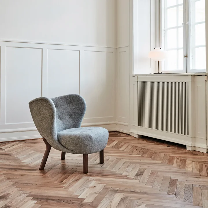 Little Petra Lounge Chair by & Tradition i valnød / Hallingdal 130 på værelset