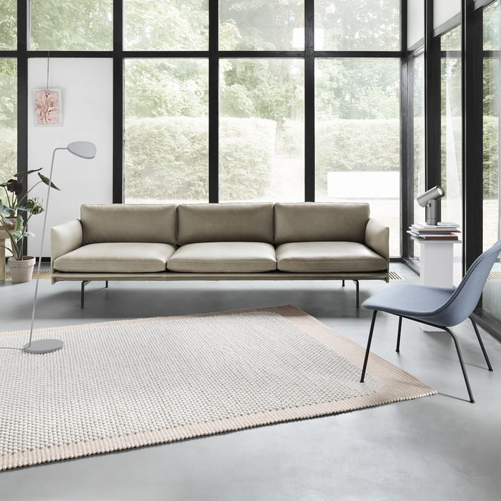 Pebble fra Muuto i bleg rosa foran sofaen