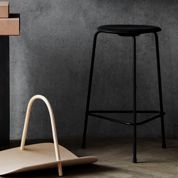 Dot barstol fra Fritz Hansen - H 65 cm, sort læder / sort base