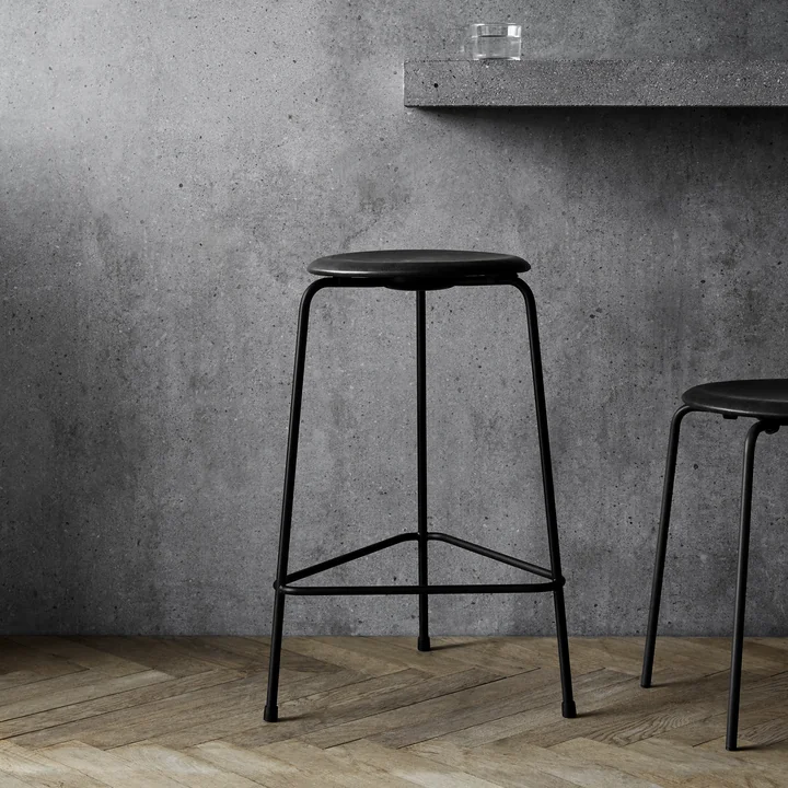 Dot barstol fra Fritz Hansen - H 65 cm, sort læder / sort base