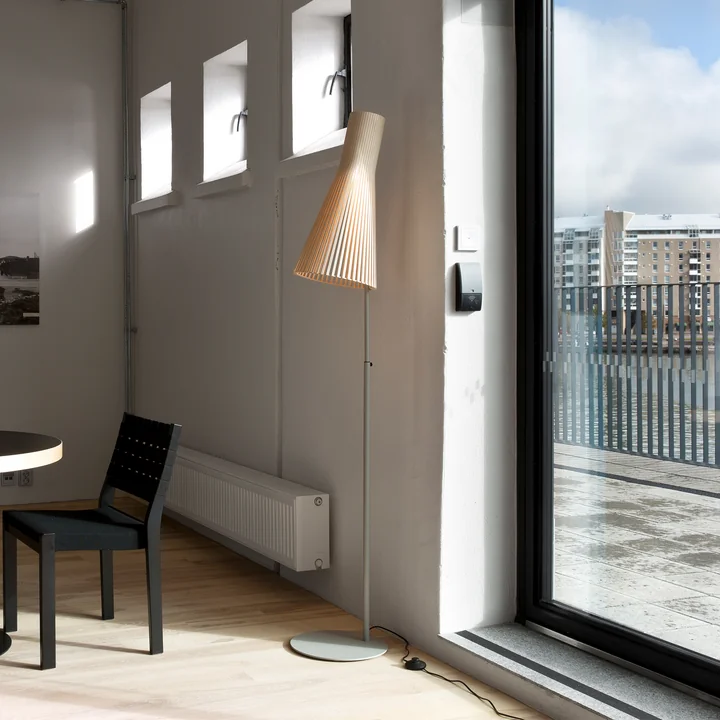 Secto 4210 gulvlampe fra Secto i bjørk