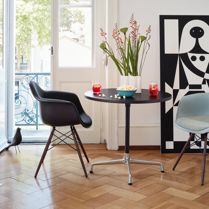 Vitra Bistro bord med DAW stole i stuen