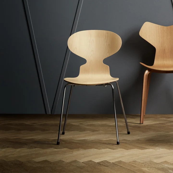 Myrestolen (4 ben / 46,5 cm) af Fritz Hansen i askeklarlakeret / forkromet