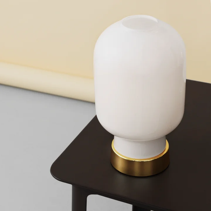 Amp bordlampe fra Normann Copenhagen i messing / hvid