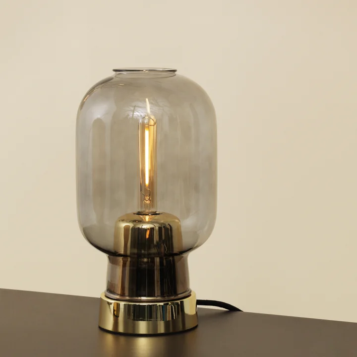 Amp bordlampe fra Normann Copenhagen i messing / røg