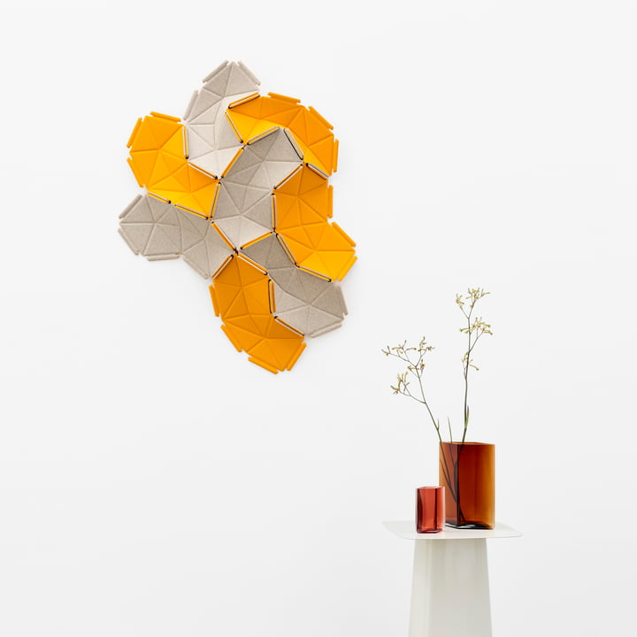 Clouds by Kvadrat i Divina MD 213 (marmoreret beige) / Divina 426 (orange)