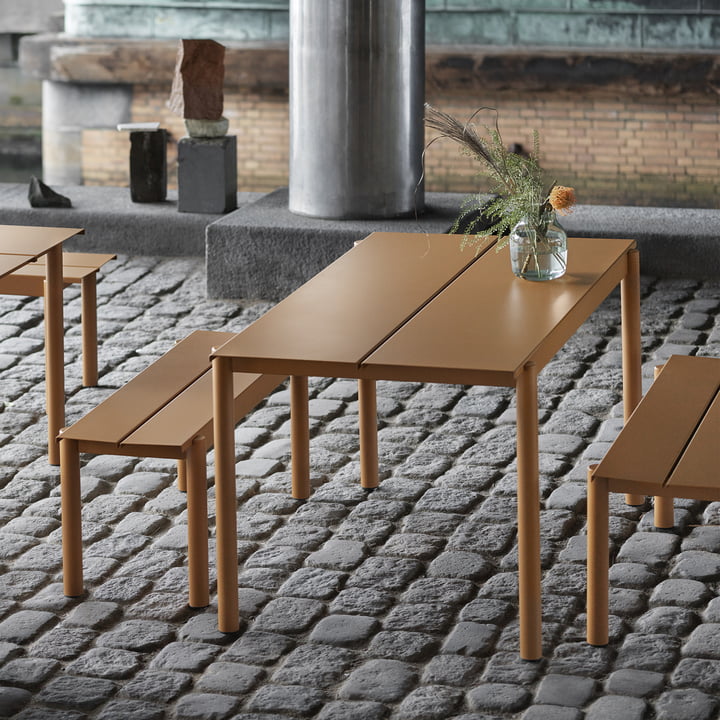 Linear Steel stålbænk og bord i brændt orange fra Muuto i udendørsområdet