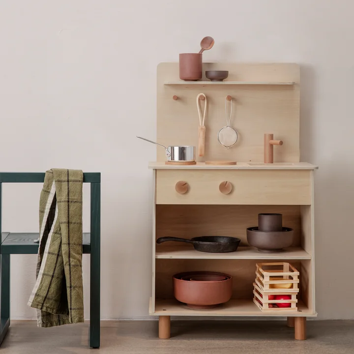 Toro spiller køkken i bøg med Ferm Living in the nursery
