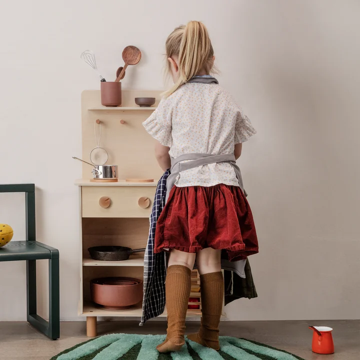 Toro spiller køkken i bøg med Ferm Living in the nursery