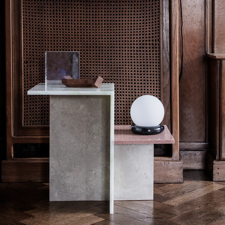 Distinct sidebord i multi by Ferm Living med dekoration