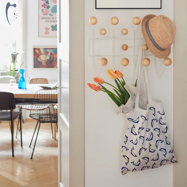 Hang it all garderobeskabet fra Vitra i fyr / hvid