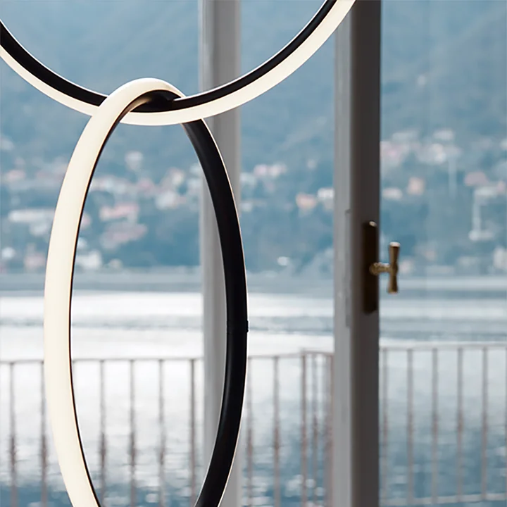 Arrangements LED pendelarmatur, rund / medium, mat sort (inkl. Baldakin) fra Flos i kombination