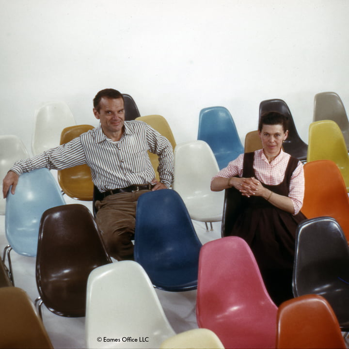 Eames Fiberglass sidestol af Vitra med Charles og Ray Eames på stol