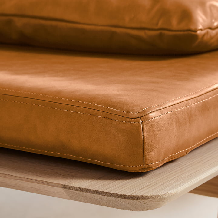 Level Daybed fra Woud i eg / cognac i detaljer