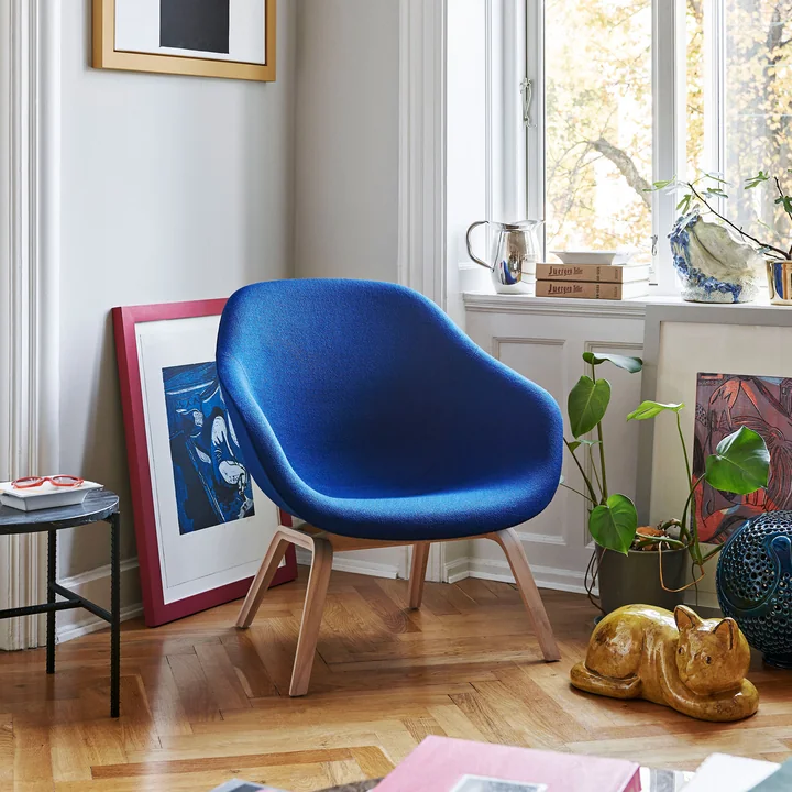 About A Lounge Chair AAL 83 og Rebar sidebord rundt fra HAY