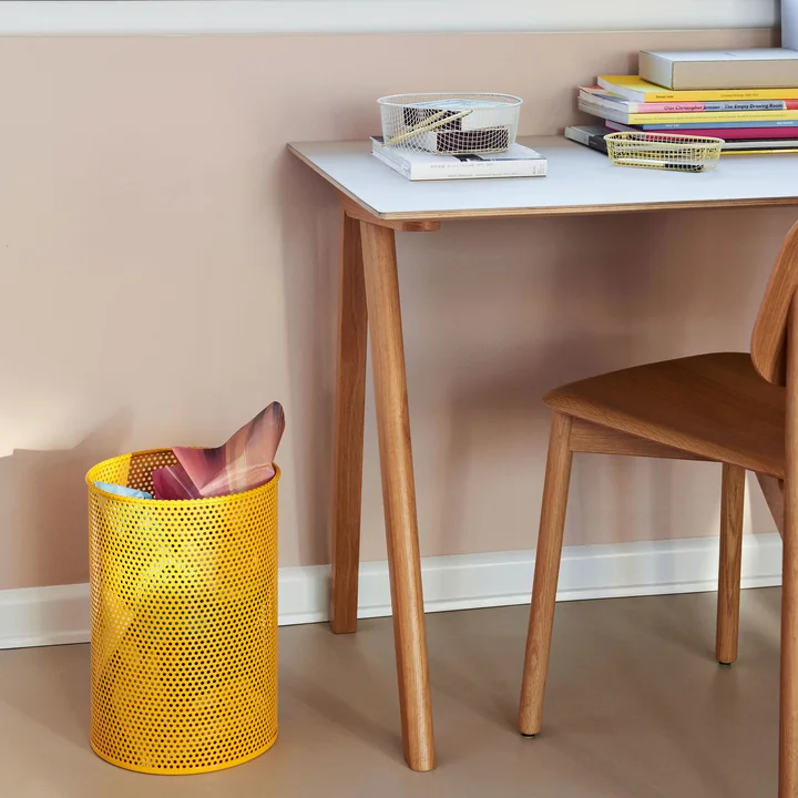 Perforeret spand M Ø 25 x H 36 cm fra HAY i gul